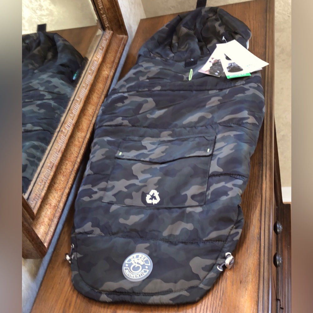 New GF Pet authentic elasto-fit hood dog jacket. Camo. XL.
2 Velcro closures.
